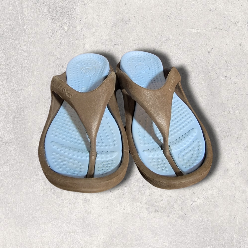 Blue and tan Croc flip flops, sz 7 women's, sz 5 men's.